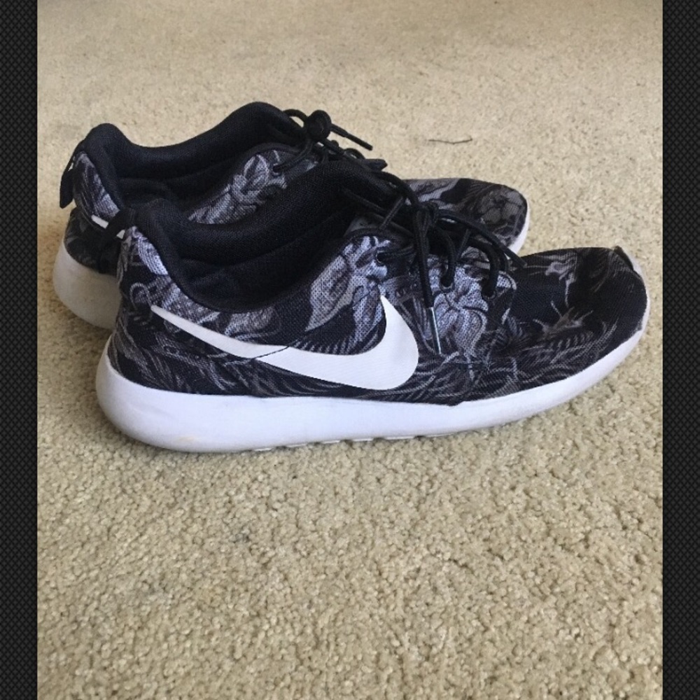 Nike Roshes size 8.5