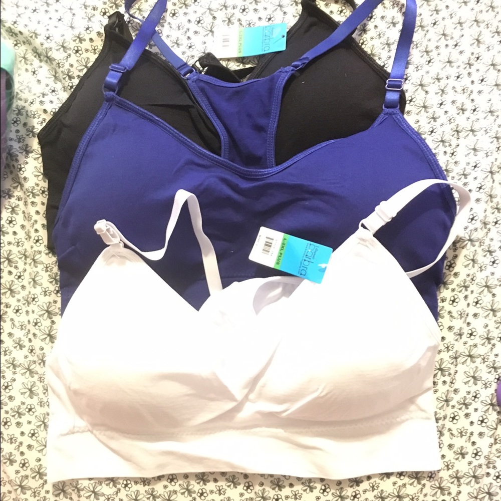 Holding! Padded plus size sport bras.
