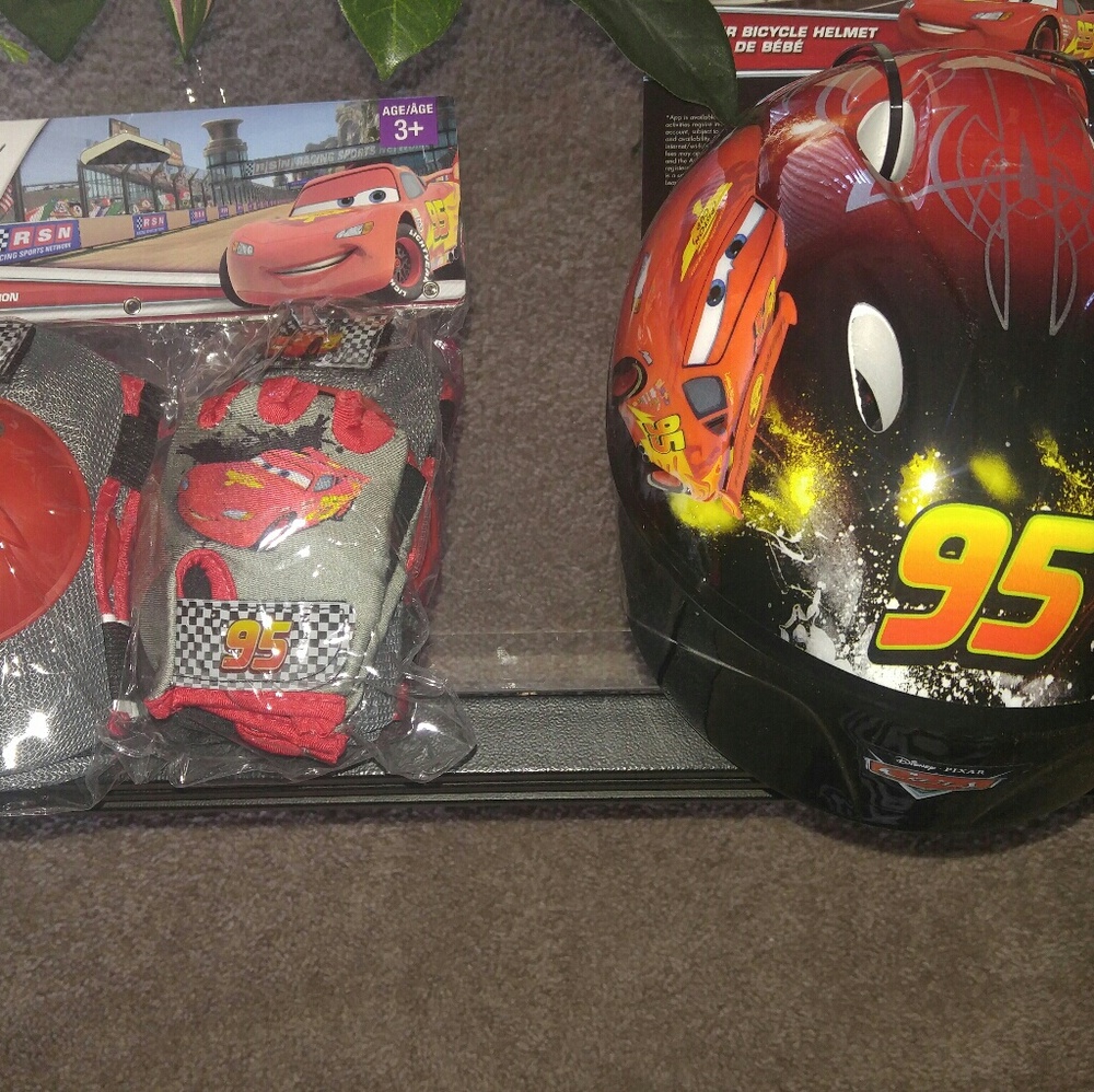 Disney "Cars" Boys helmet and kneepad set