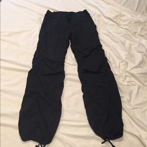 Lululemon unlined cinch  bottom