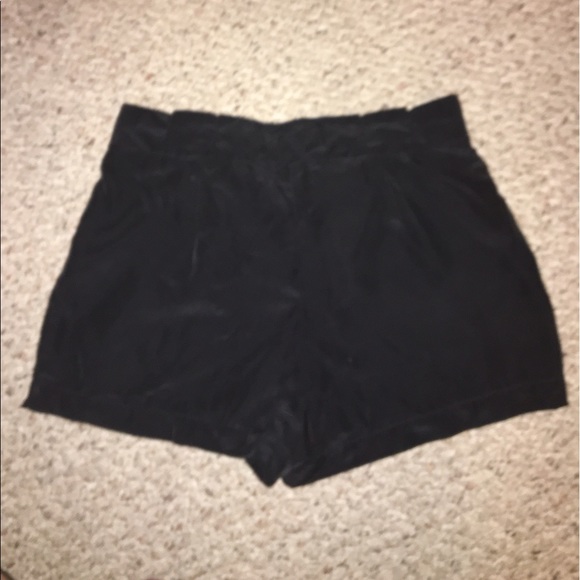 💛5 for $20💛Forever 21 Black,silky-satin likeoversized short - Picture 3 of 4