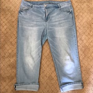 Light wash AVENUE Capri jeans!!🌺🌺