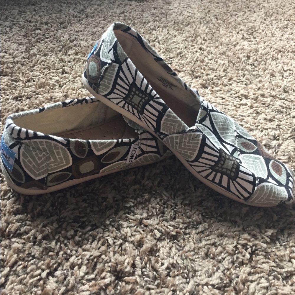 Women's Toms size 7