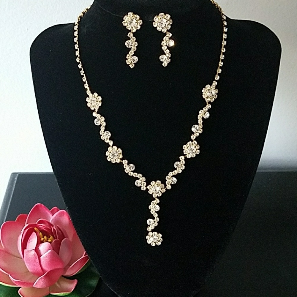 Gold and diamonds jewelry fashion set