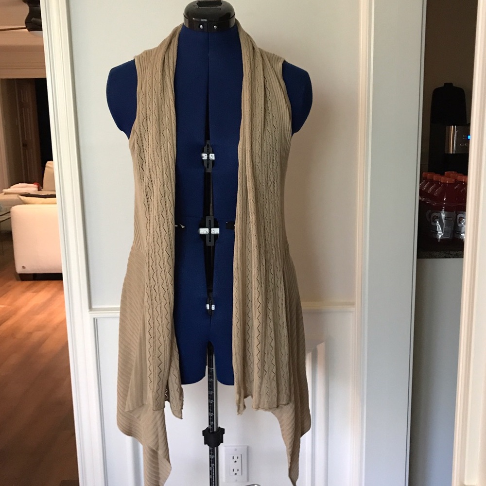 ❌DONATED❌ Belldini Beige Loose Sleeveless Cardigan