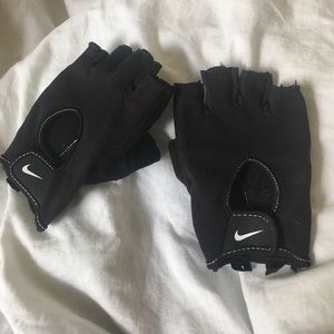 Nike women's weightlifting/fitness gloves EUC