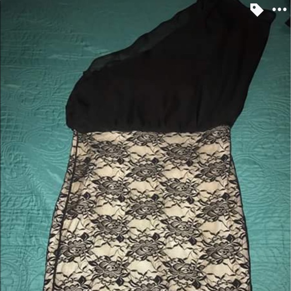 Dresses - Picture 4 of 4