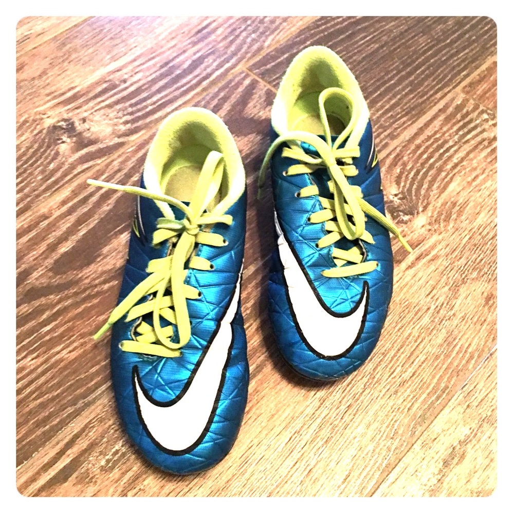 boys size 1.5 Nike soccer cleats!