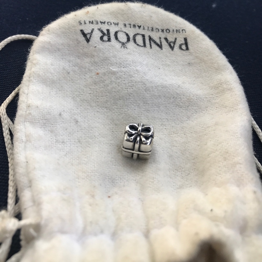 Pandora Present Charm
