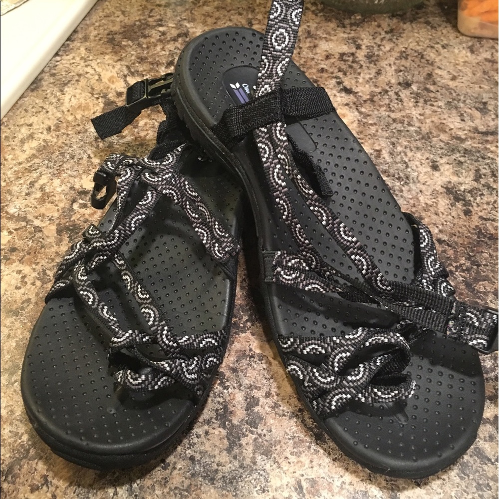 Brand new women's size 8 Skechers sandals.