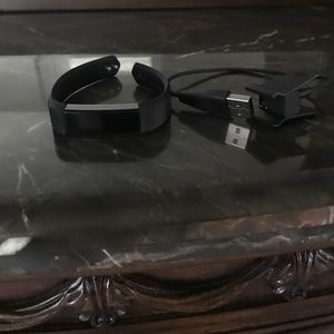 Barley worn black  Fitbit Alta. In good condition