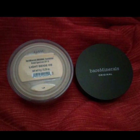 bareMinerals Powder in Light Beige SPF 15 - NEW - Picture 1 of 4