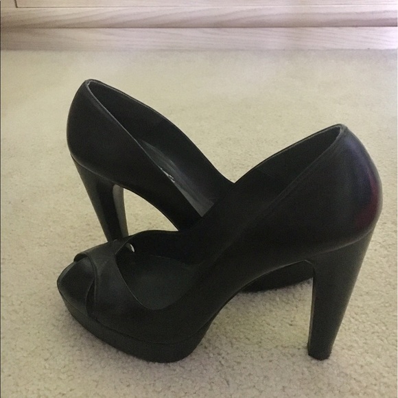 Stuart Weitzman black peep toe platform pump 7.5 - Picture 3 of 5