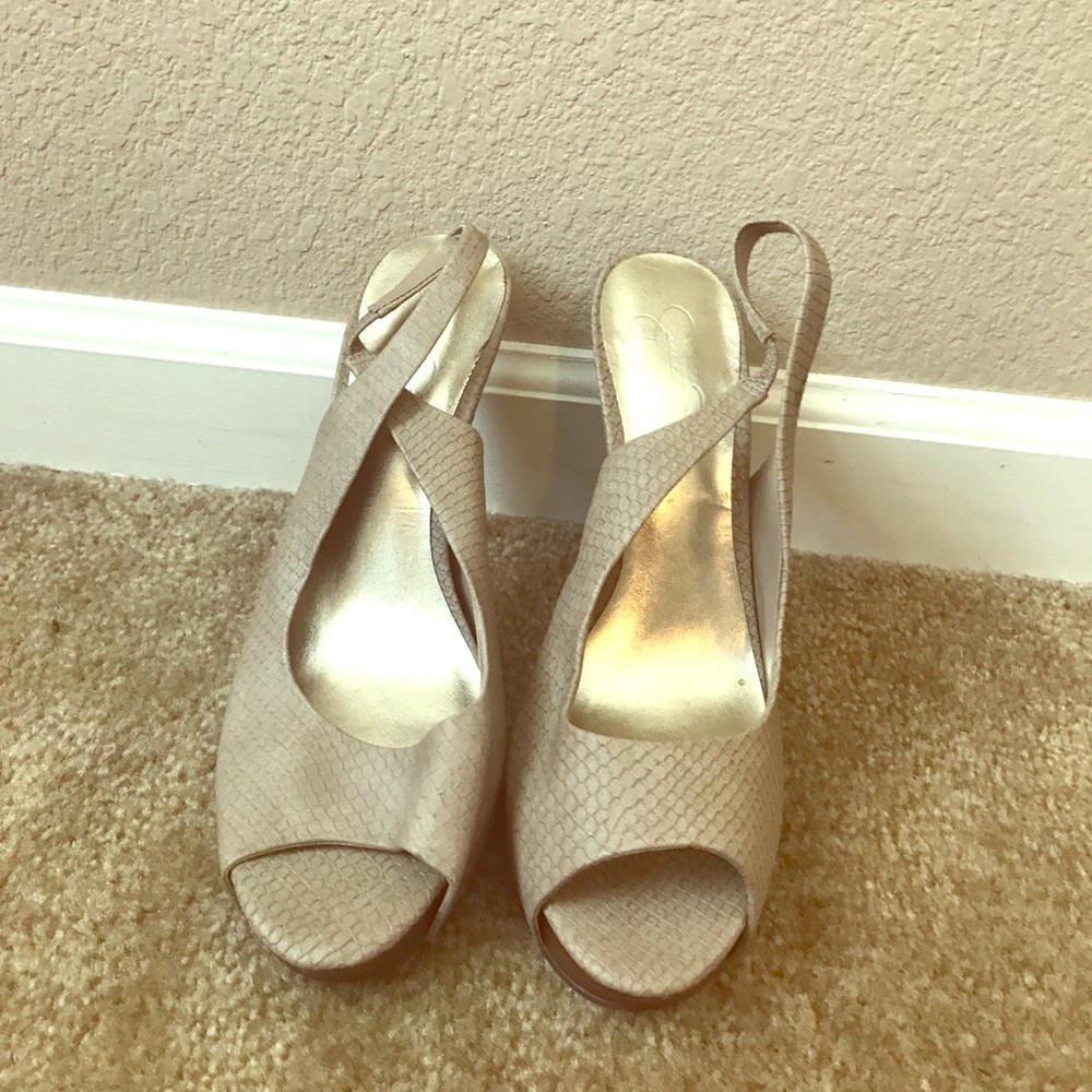 Sexy beige over the strap shoes