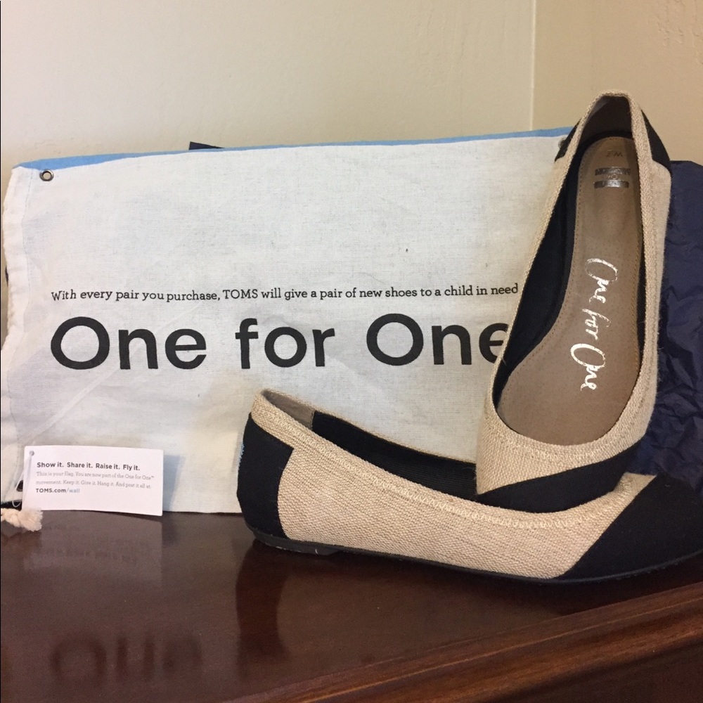 NWT. TOMs canvas flats.