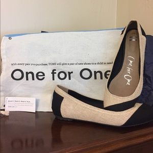 NWT. TOMs canvas flats.