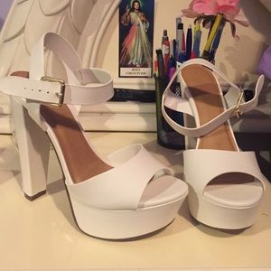 WHITE THICK HEELED HIGH HEELS. ( NEVER WORN )