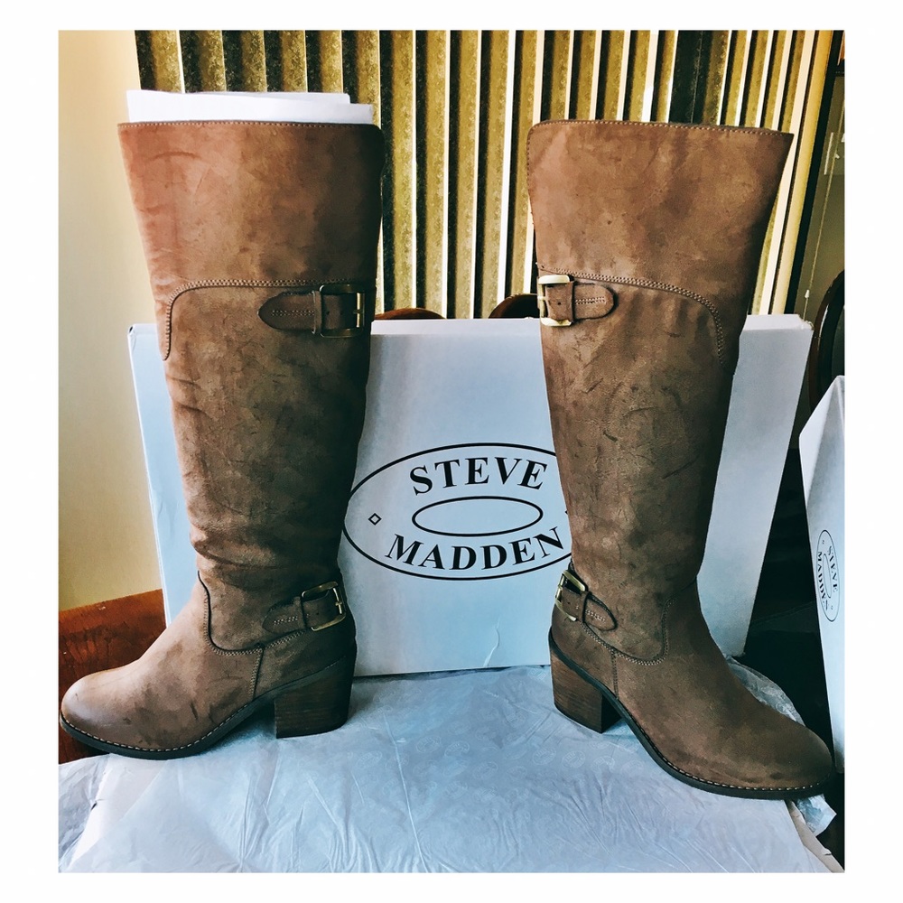 Knee length boots with buckle and heel!