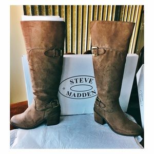 Knee length boots with buckle and heel!