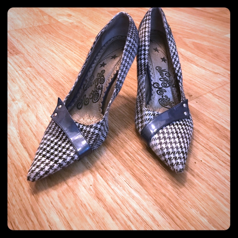 Pointed toe blue heels