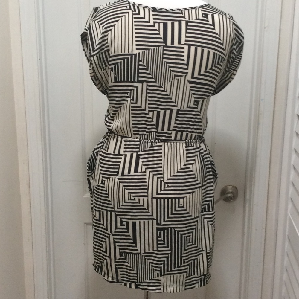 Abstract dress - Picture 2 of 2
