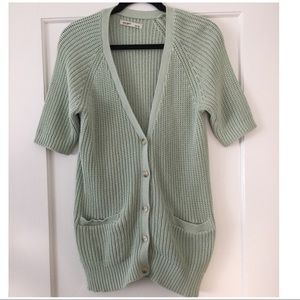 Short sleeve V-neck sweater.