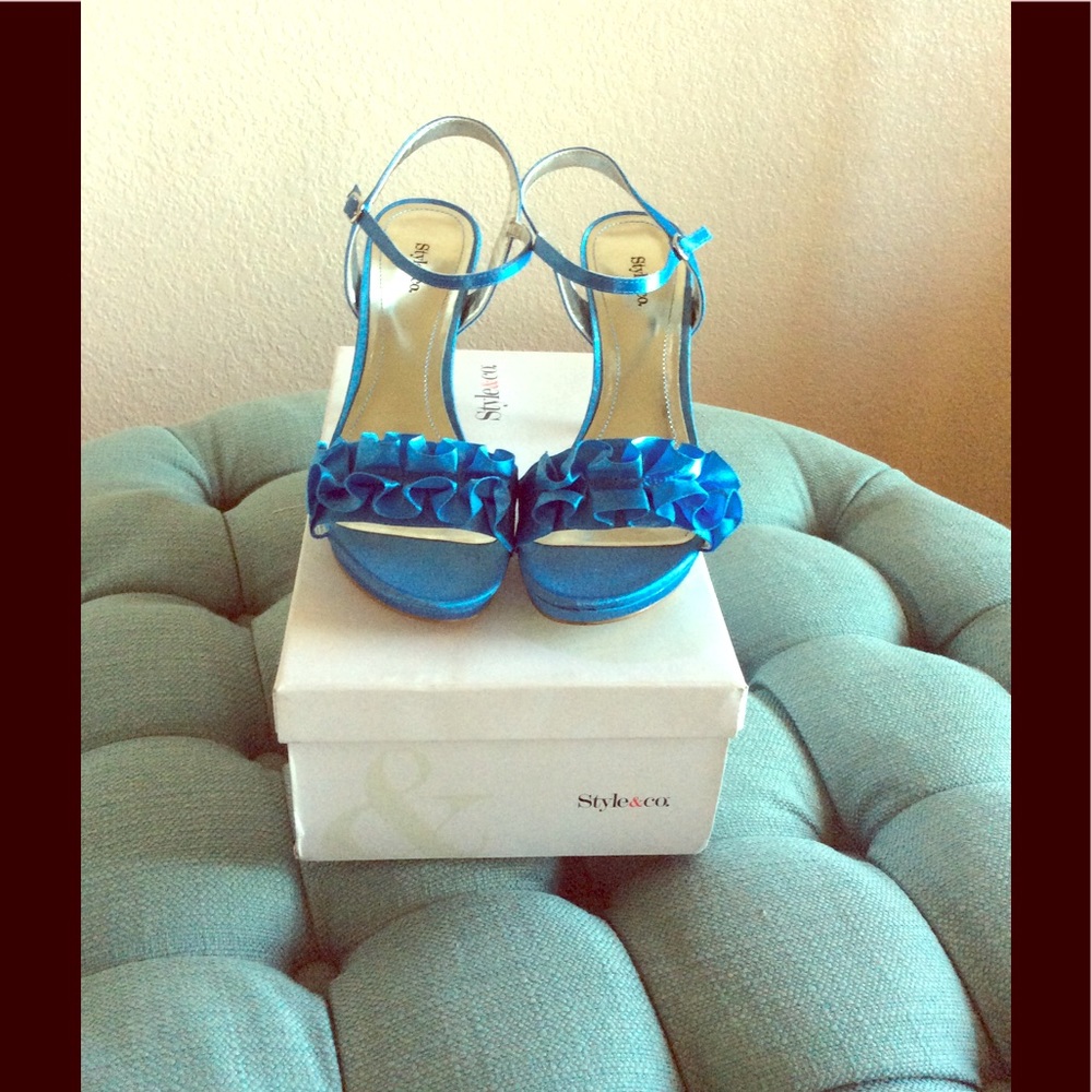 NEW in Box Style and Co. Something Blue Heels 6.5