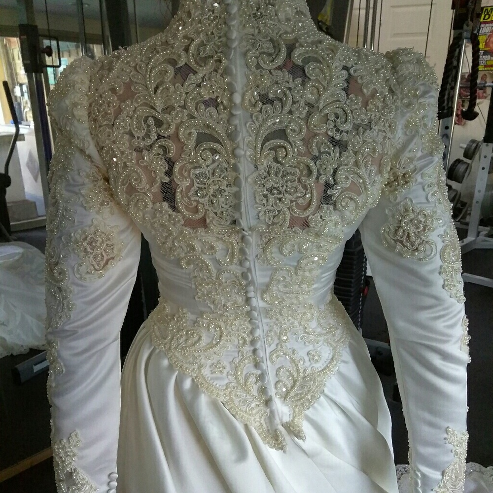 Vintage Amy Lee Beaded Embroidered Long Sleeve Wedding Dress Gown