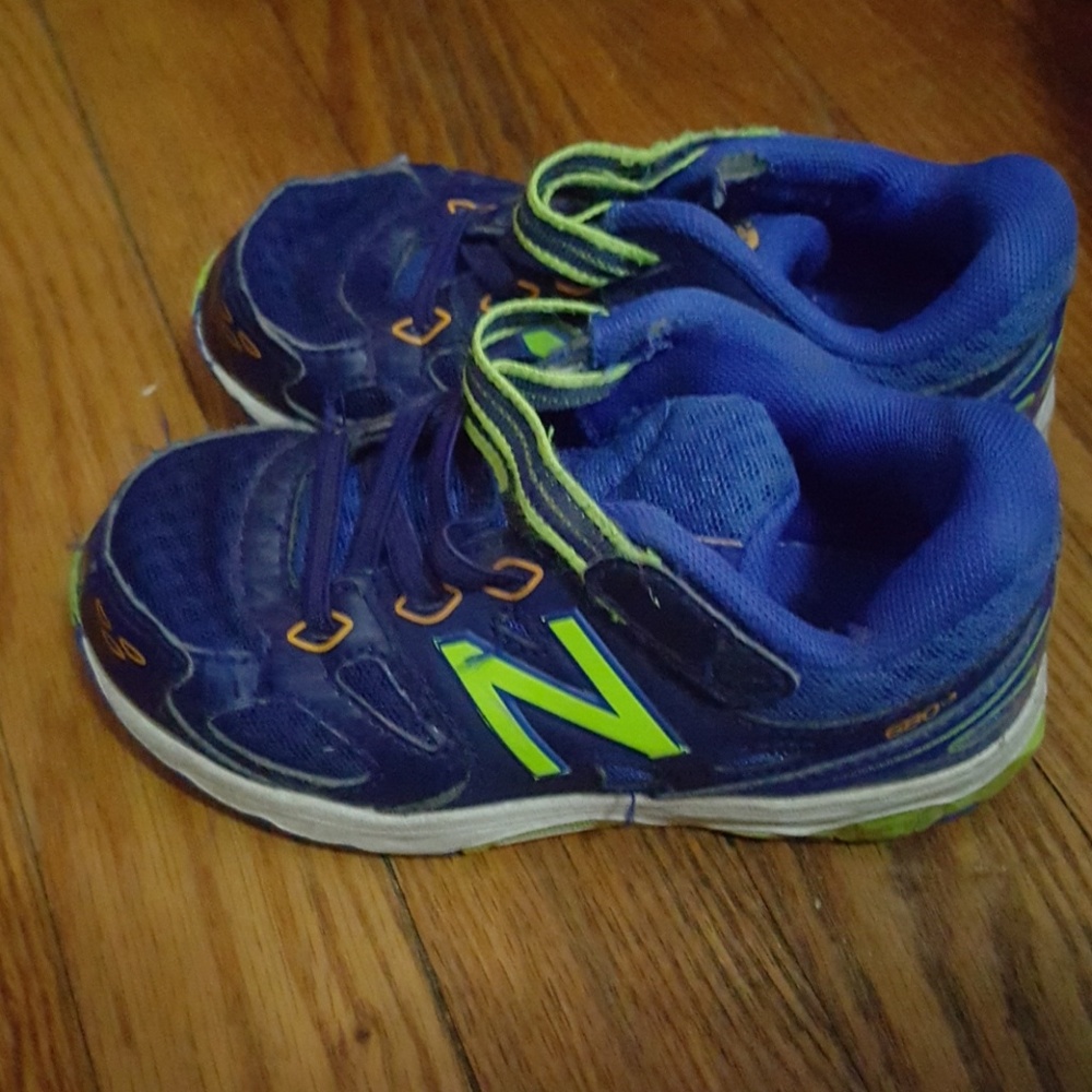 BOYS size 9 New Balance