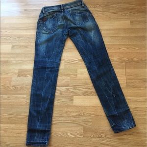 Destroyed jeans with push up effect