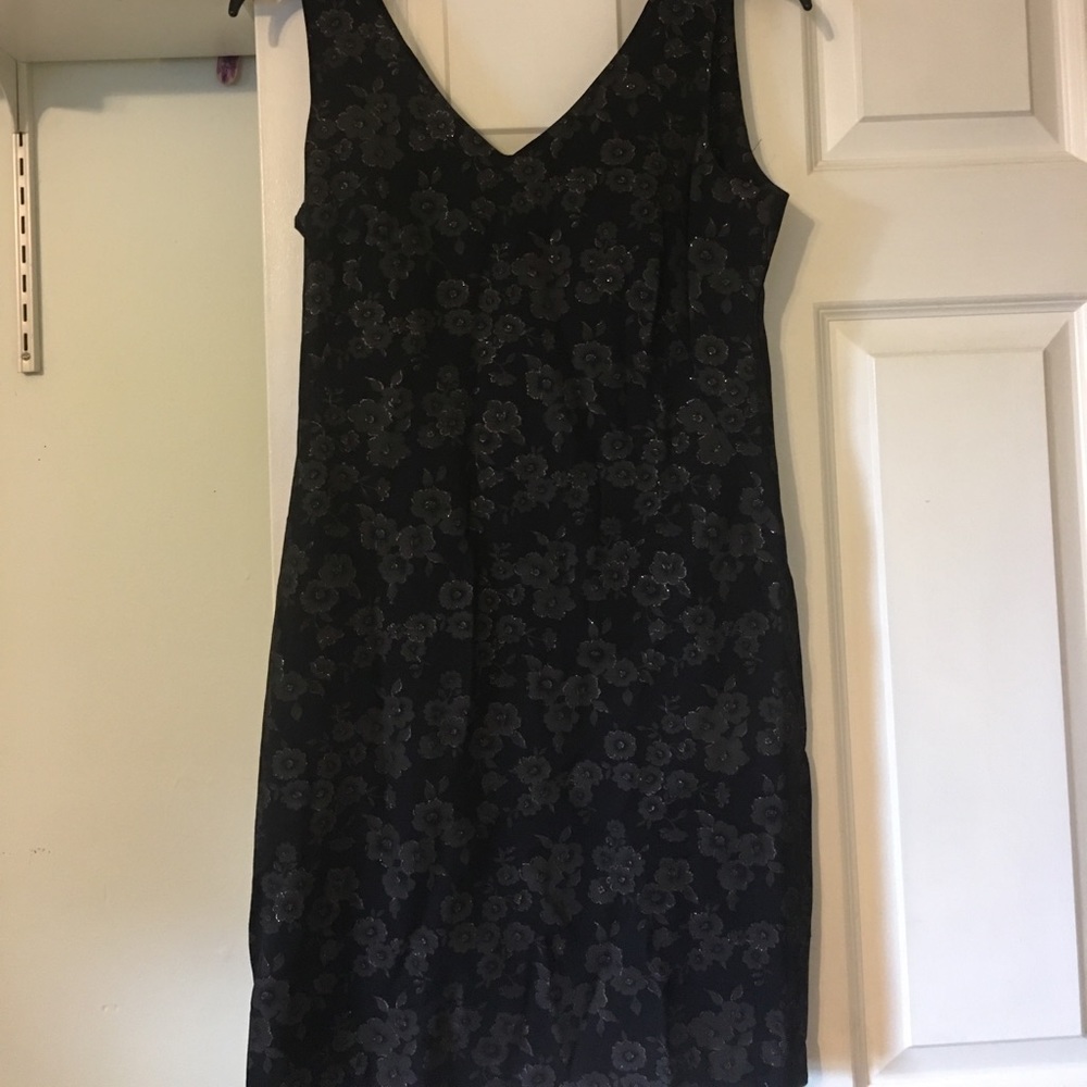 Fitted V-neck black with gold flowers sparkly