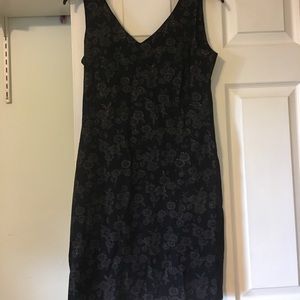 Fitted V-neck black with gold flowers sparkly