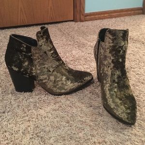 Super cute velvet booties