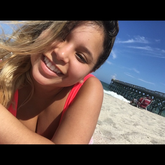 Meet your posher, Jessica! - Picture 2 of 3