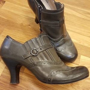 Grey Bass ankle boots size 8.5
