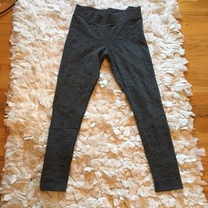Adorable gray printed leggings!