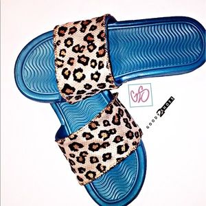 Turquoise leopard slide