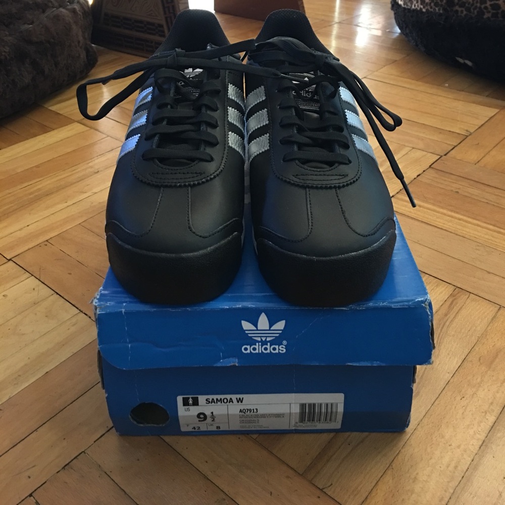 Women's Adidas Samoa sneaker - NEVER WORN