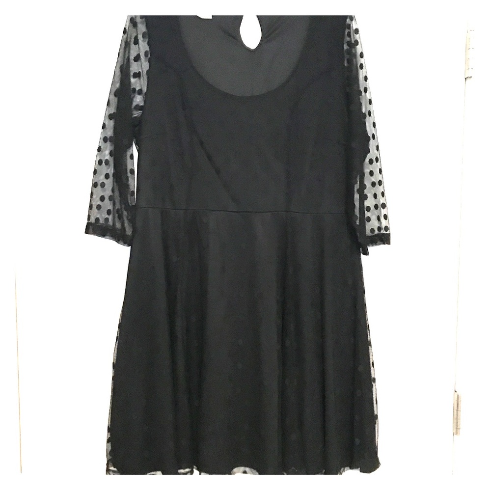 Darling cocktail dress with sheet sleeves.