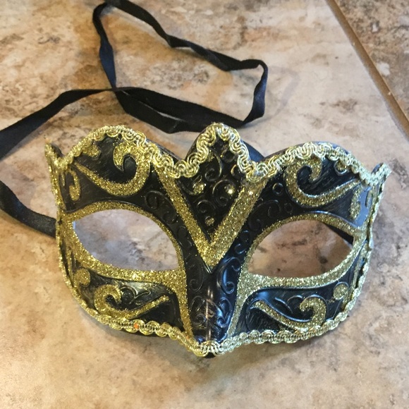 Carnival Black & Gold Mardi Gras Mask w/ feathers - Picture 1 of 2
