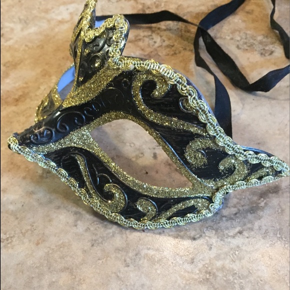Carnival Black & Gold Mardi Gras Mask w/ feathers - Picture 2 of 2