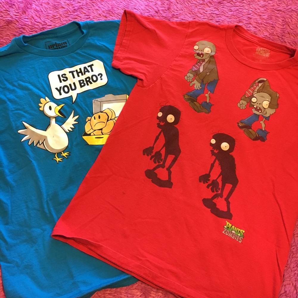 2 Funny T Shirts size xl *zombies and chicken*