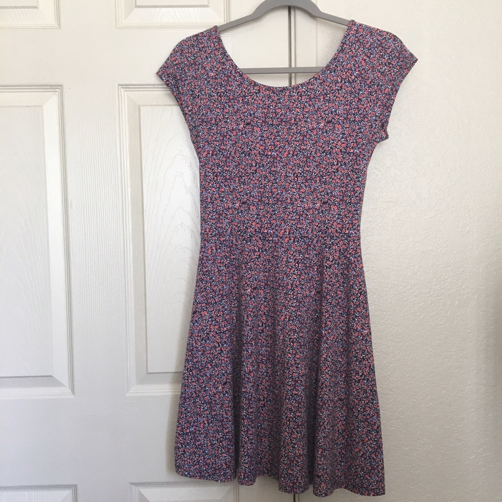 Flower dress with peek-a-boo back