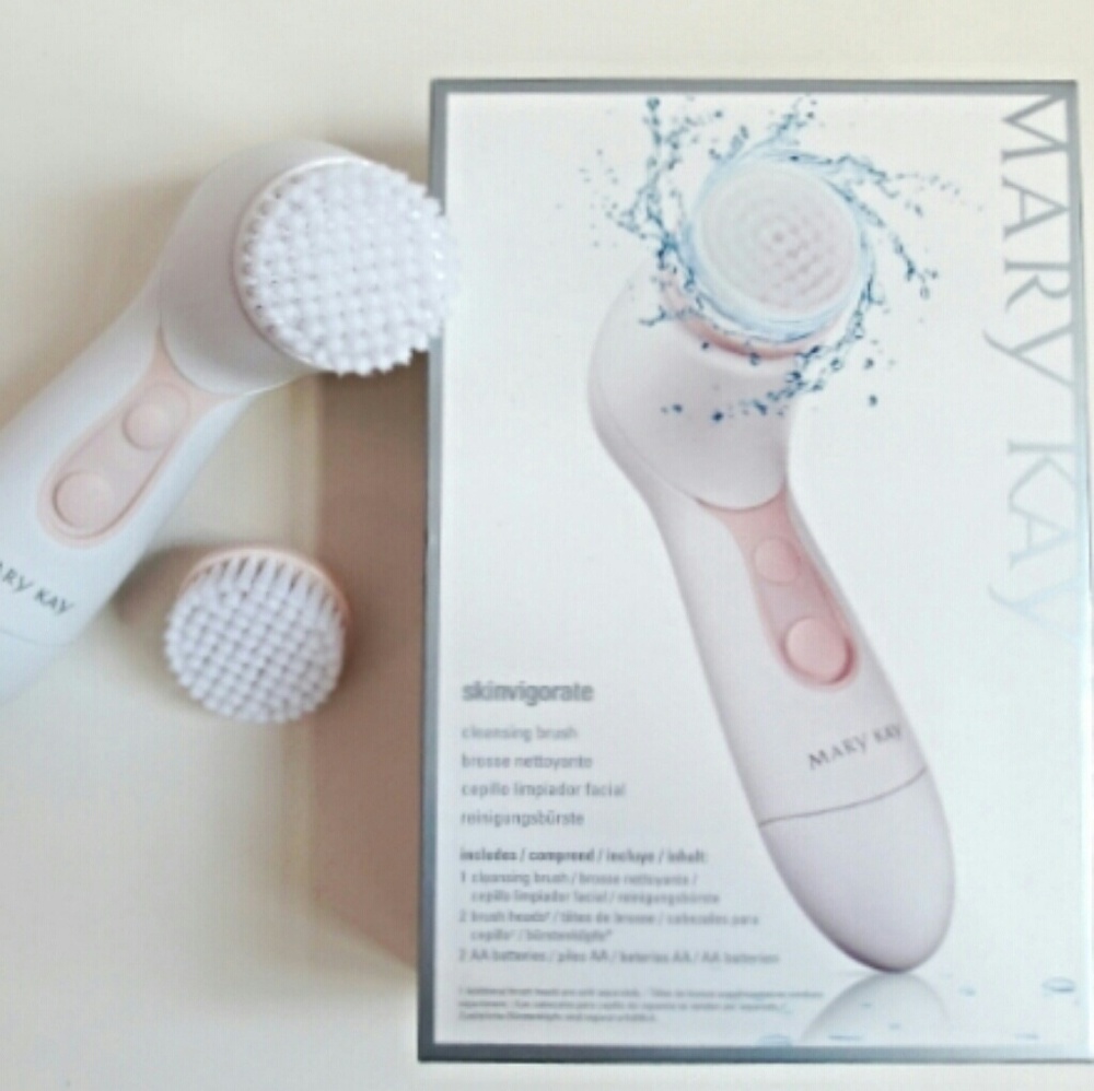 Facial cleansing brush