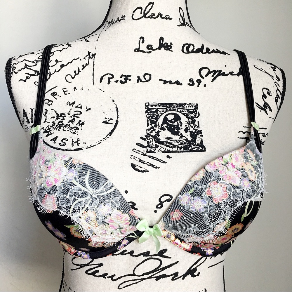 EUC Gorgeous Black Lacey Victoria's Secret Bra