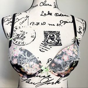 EUC Gorgeous Black Lacey Victoria's Secret Bra