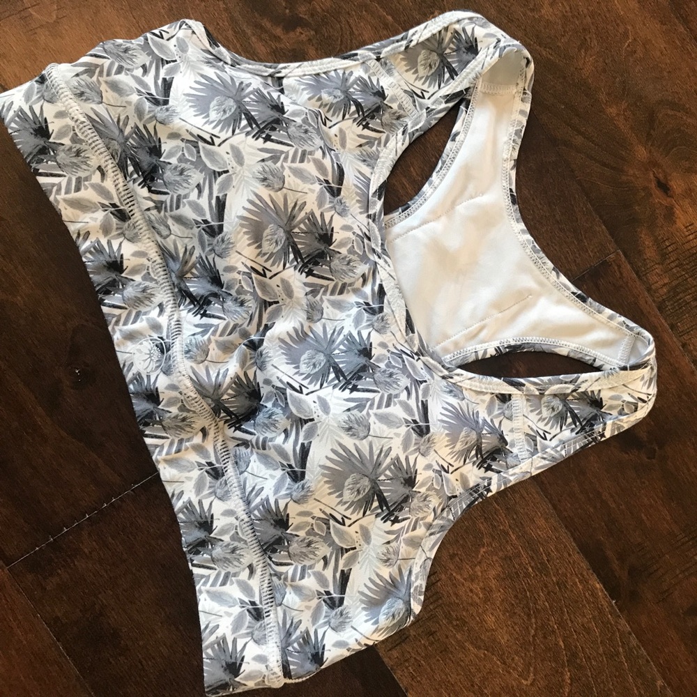 Senita sports bra w/ cell pocket