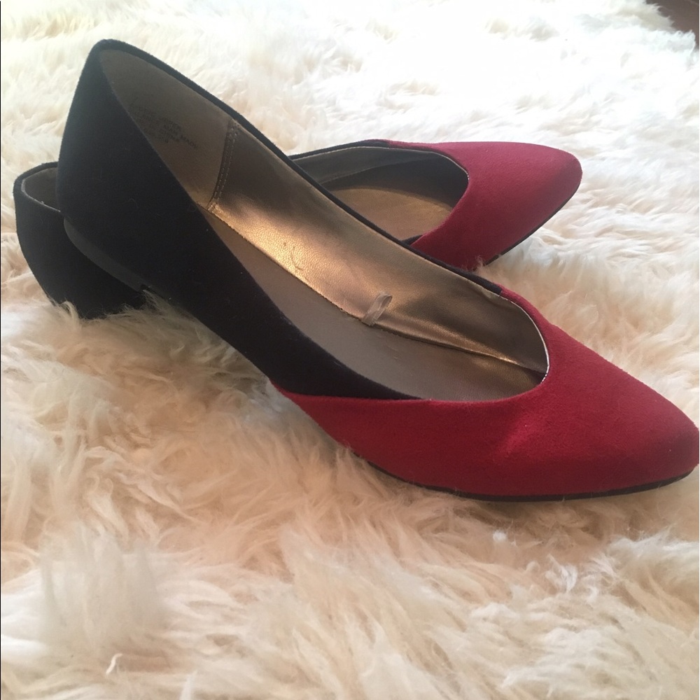 ⭐️ SOLD ⭐️ Red and black flats from Dress Barn