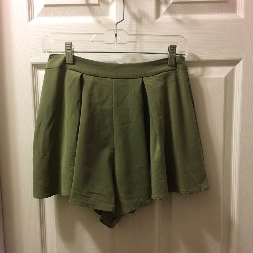 High waisted khaki green floaty short