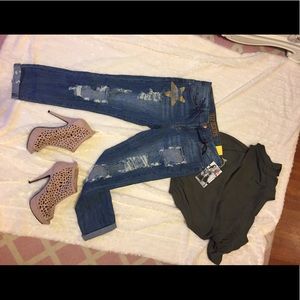 Destructed VIP Jeans